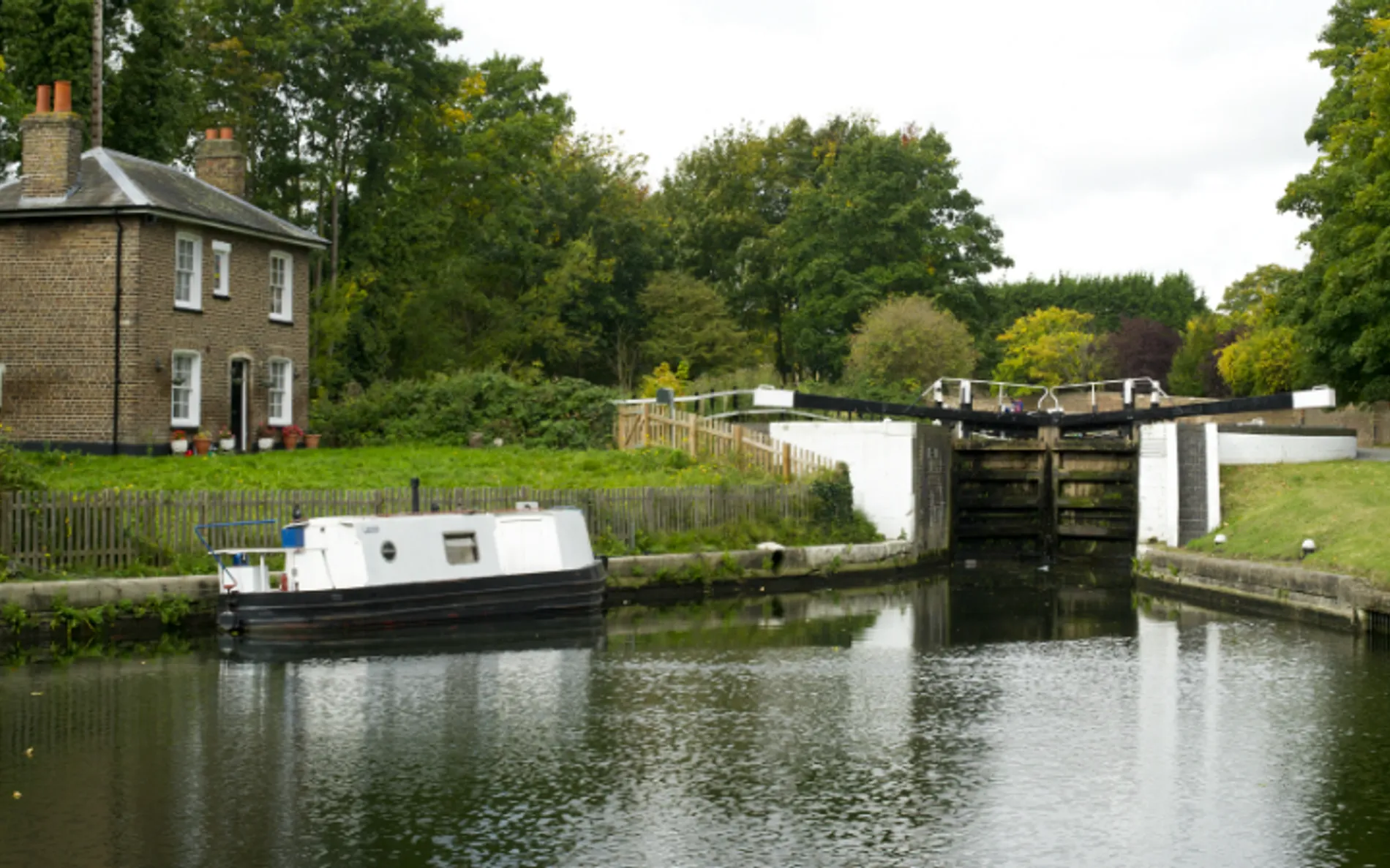 A lock-keeper's cottage, narrowboat and lock on the Hanwell Flight