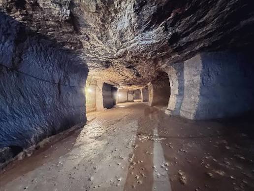 A long hand-cut passage through the Beer stone workings